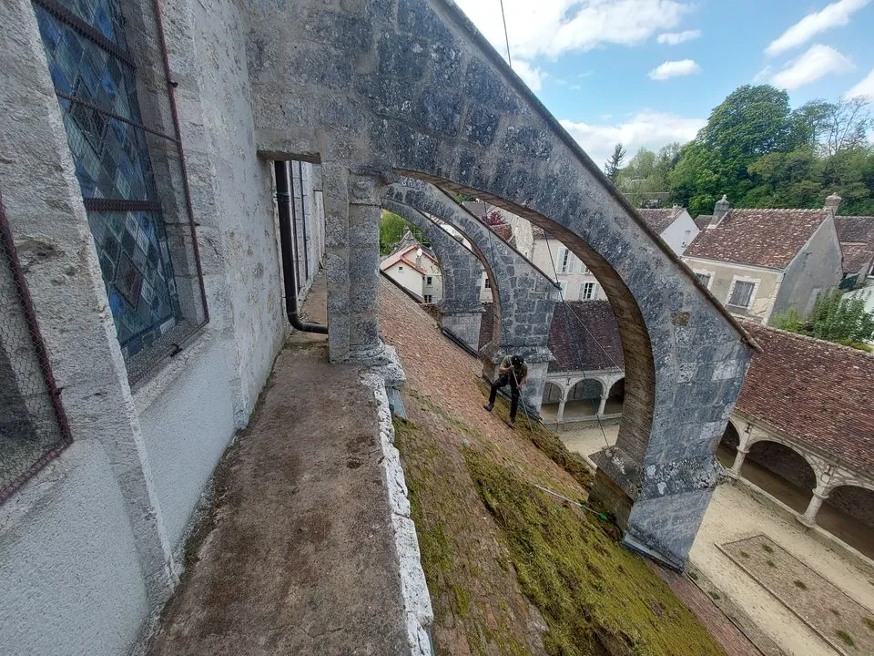 Toiture en tuiles et arcs-boutants de l’église Notre-Dame-de-l’Assomption à Donnemarie-Dontilly, pendant le chantier.