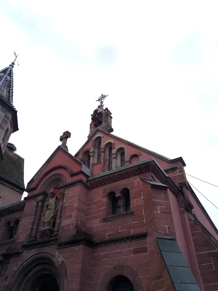 Vue en contre-plongée de la chapelle Saint-Léon IX à Eguisheim et de ses éléments en grès.