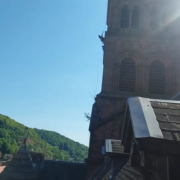 Vue des accès sur corde au niveau du clocher de l’église protestante de Munster.