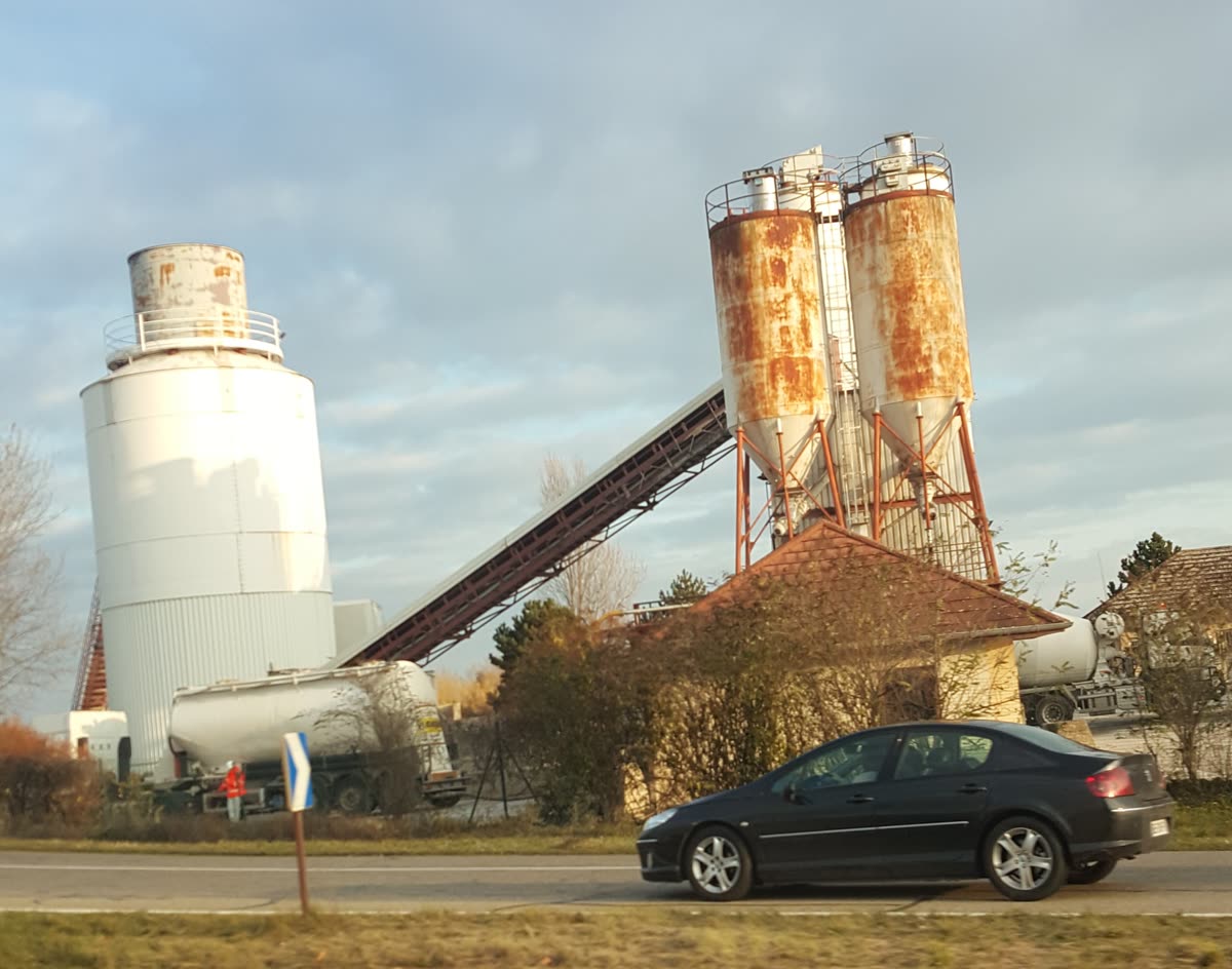 Silos cimentiers HOLCIM Colmar - structures industrielles typiques en Grand Est