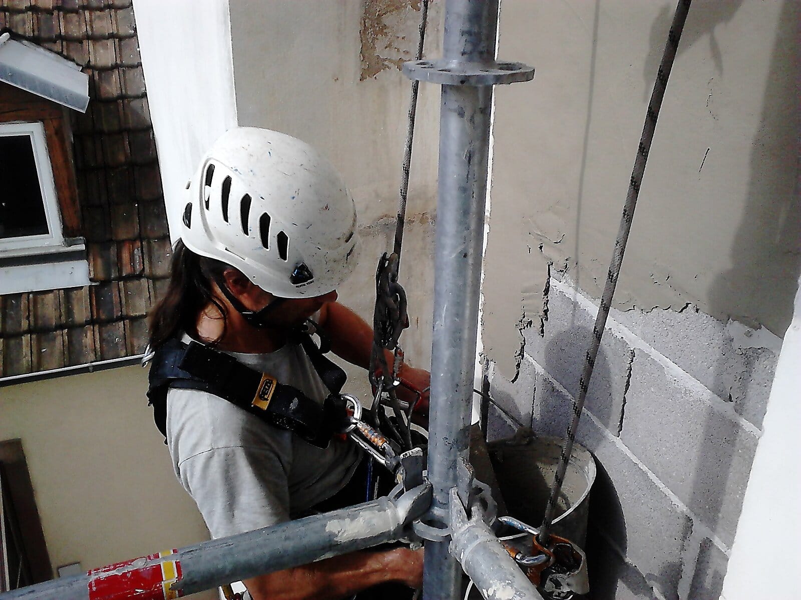 Cordiste en maçonnerie sur corde — travaux acrobatiques
