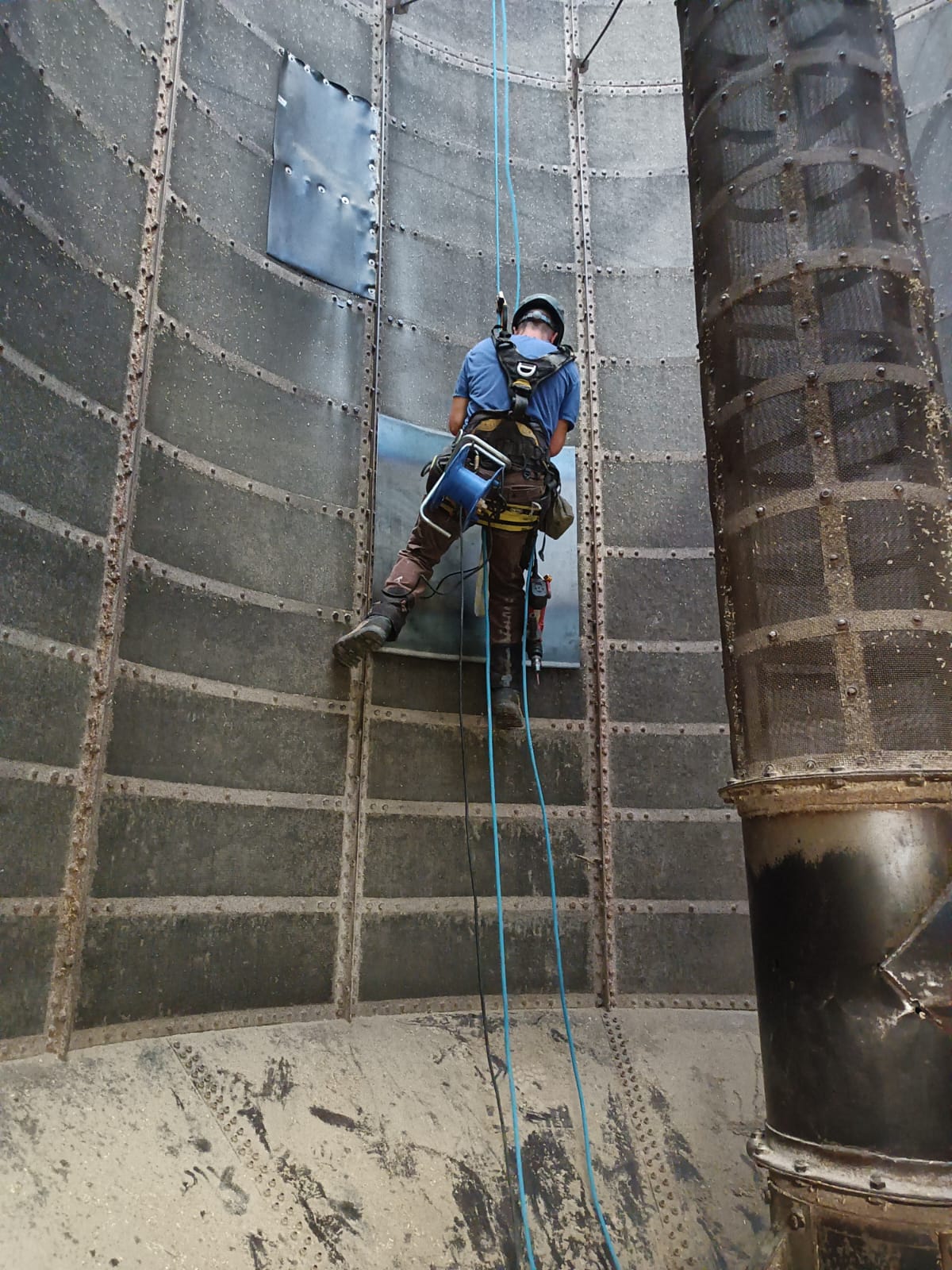 Cordistes DS Cordiste en intervention sur site industriel