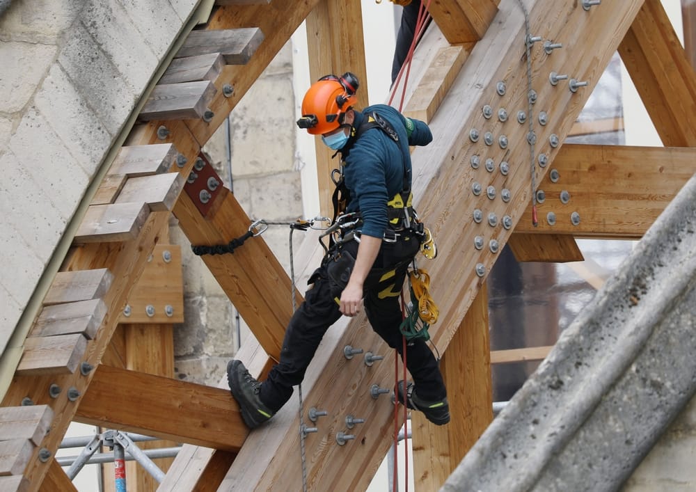 Cordiste certifié CQP en travaux acrobatiques sur cordes