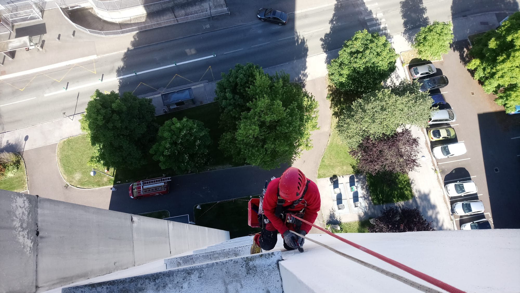 Cordiste couvreur : la solution experte pour vos travaux de toiture en hauteur