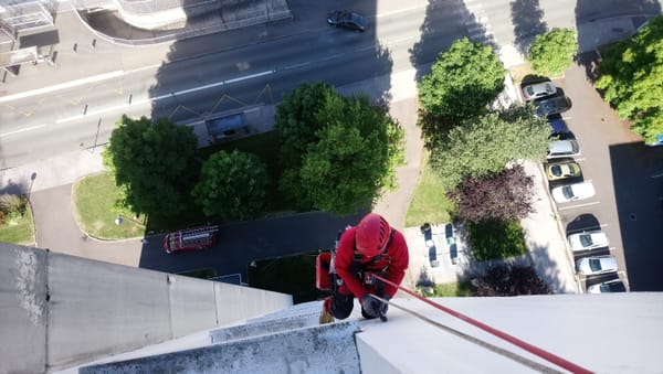 Cordiste couvreur : la solution experte pour vos travaux de toiture en hauteur