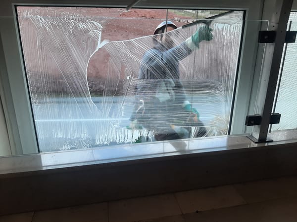 Nettoyage des vitres en hauteur : techniques professionnelles et sécurité avant tout